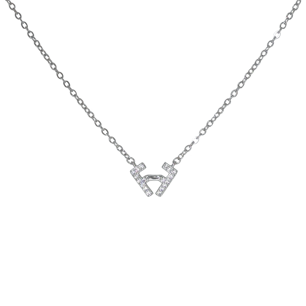 Collier en or blanc avec symbole " FF ", le collier est serti de diamants et est sur un fond blanc